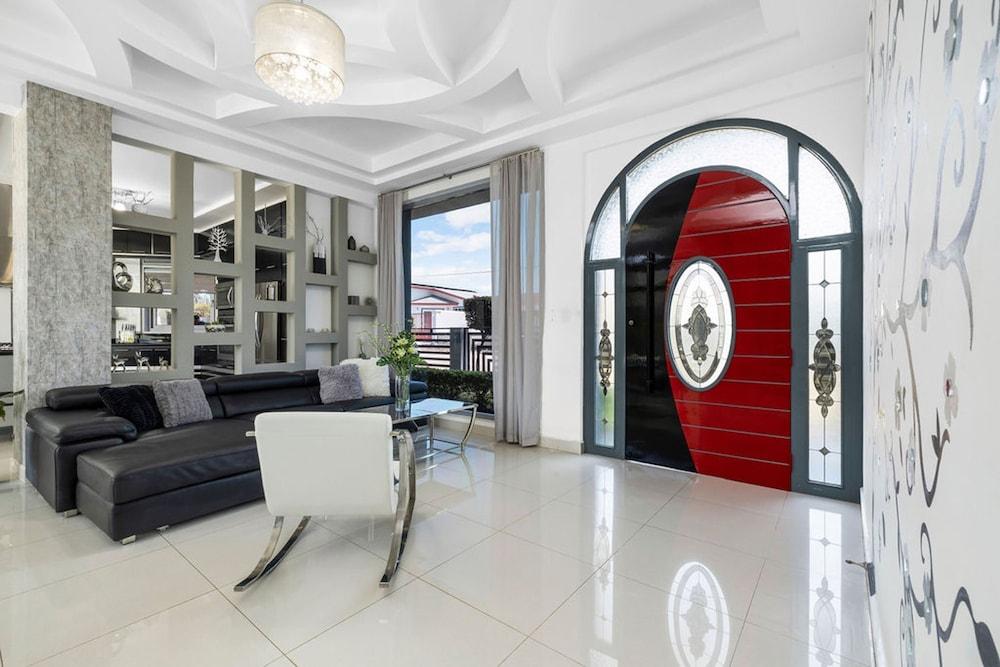 Magical Oasis 6BR w Large Pool Gazebo Views