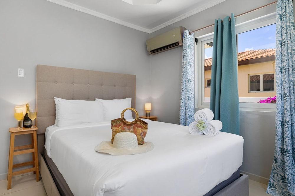 High-end Pool Getaway Upscale 5 Location BBQ