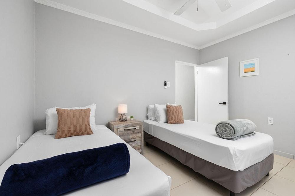 High-end Pool Getaway Upscale 5 Location BBQ