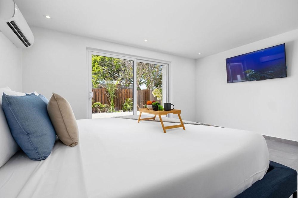 4BR 3BA Newly Built w Private Pool 5 min 2 Beach