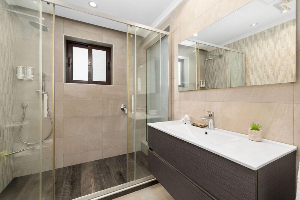 Modern 3br2ba 24 7 Security Pools Restaurant