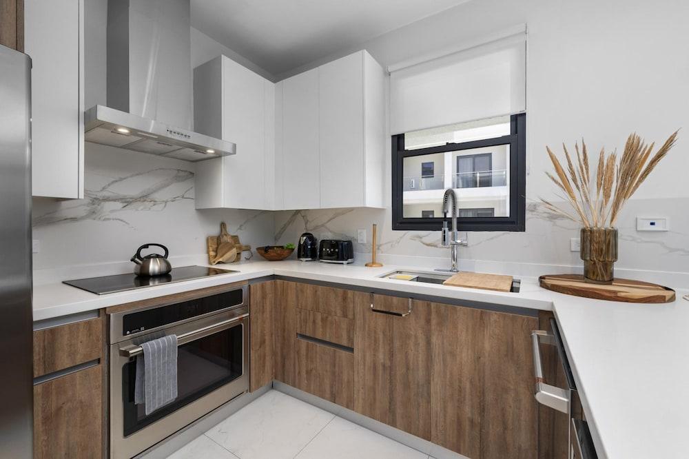 Modern NEW 2br2ba Condo w Pool Resort Amenities