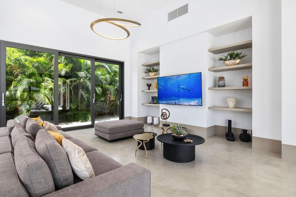 New Designer Villa King Beds Pool Near Beach