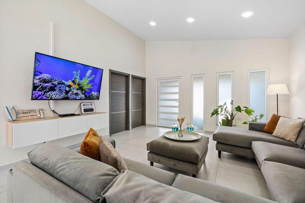 NEW Modern 3BR 3BA Private Pool Centrallylocated