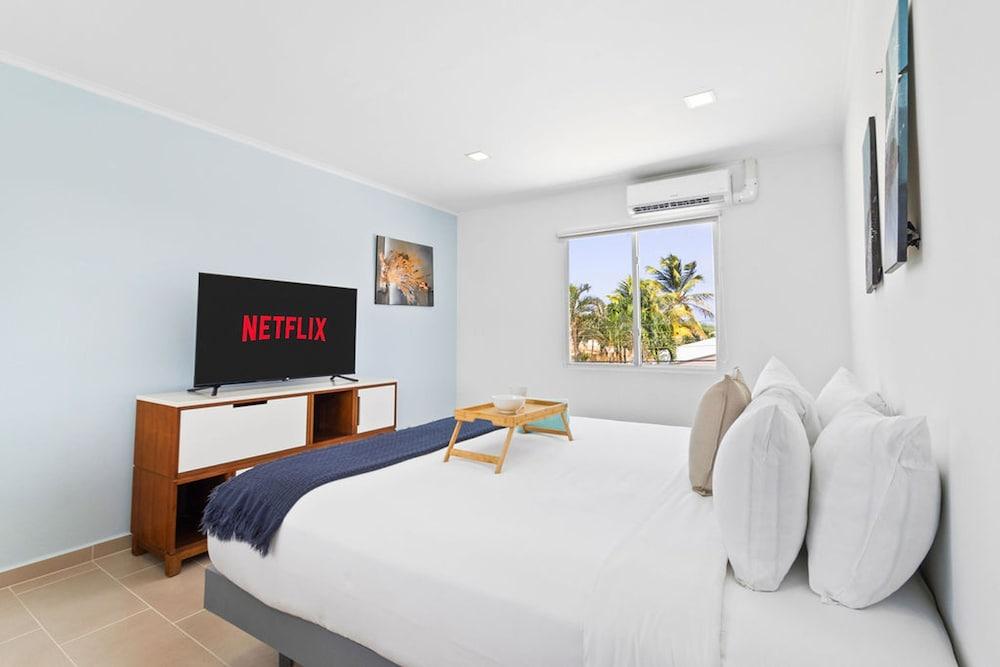 NEW Modern 1BR 1BA With Pool in Quiet Area