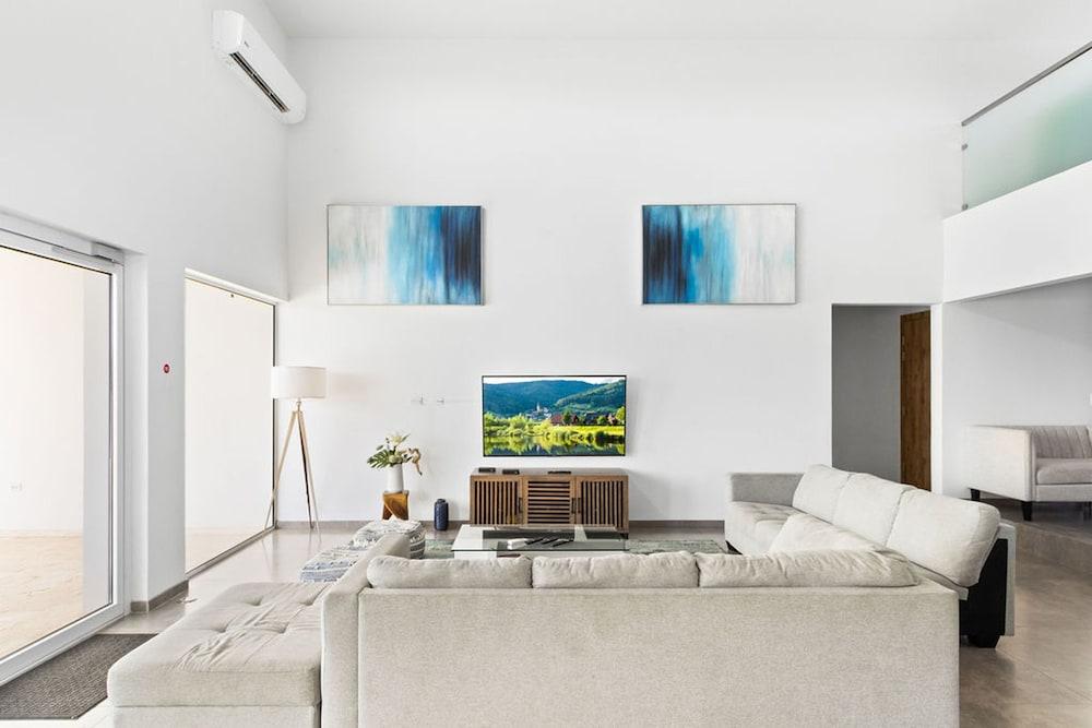 NEW Modern Villa Jacuzzi Pvt Pool Close2beach