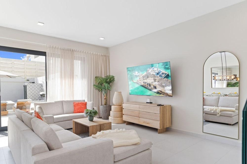 NEW Lux 4BR Villa w Private Pool Walk to Beach