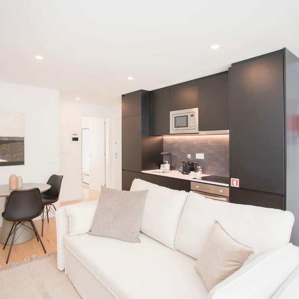 NAX Apartment E by Liiiving