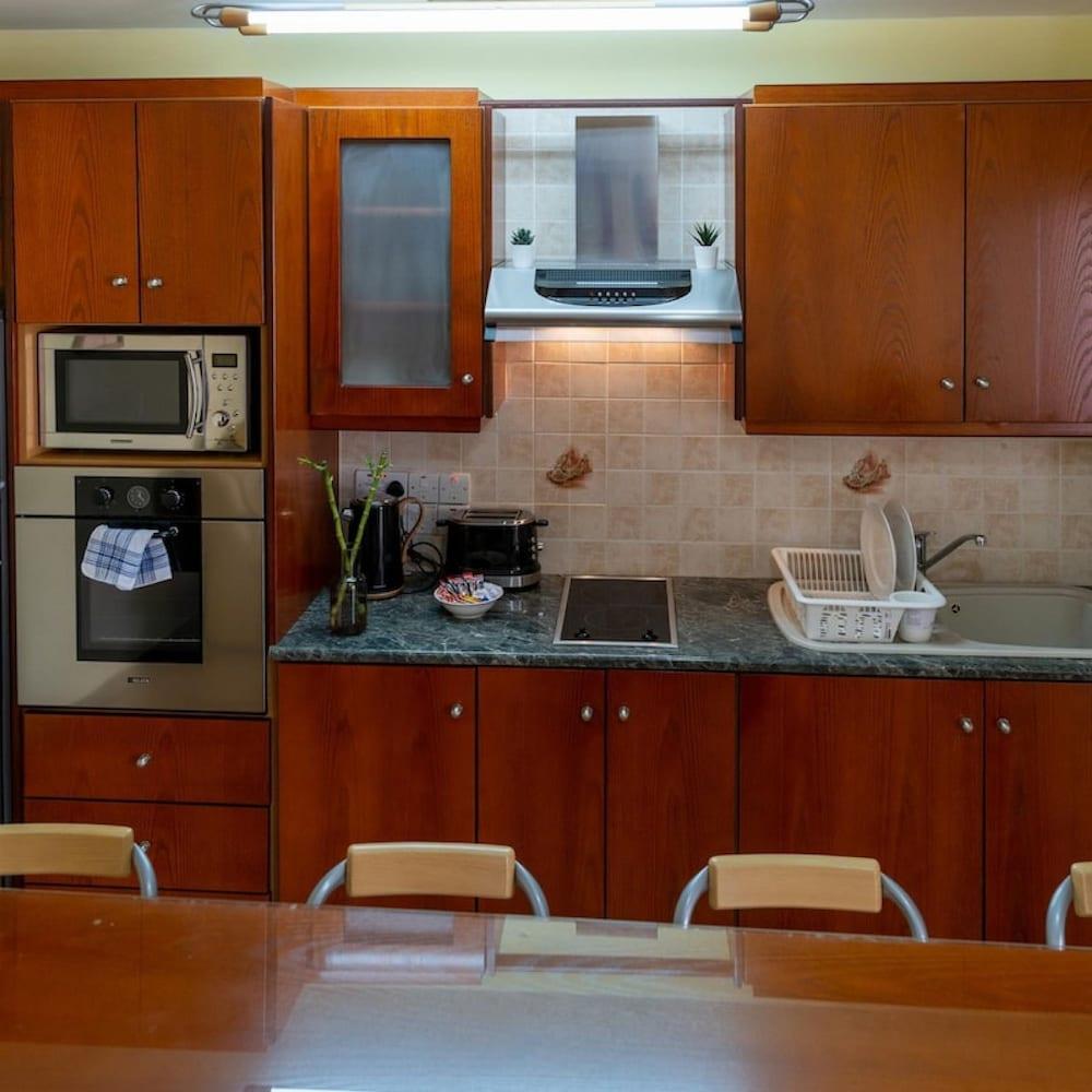 Stay Gold Feathers Apartment