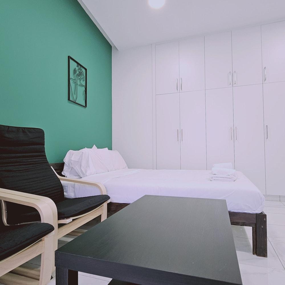 109 LIM 2 - Stay Cypress Studio