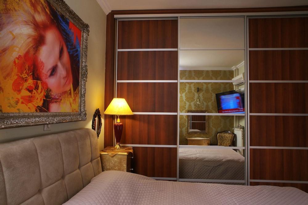 Violeta s Seaview Apartment in Piraeus