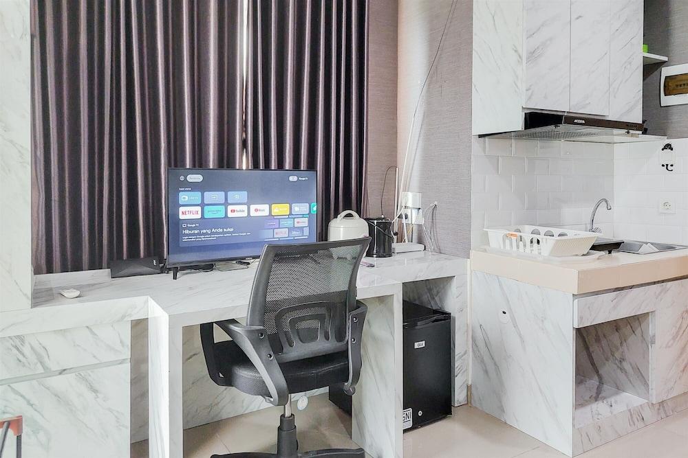 Comfy And Modern Studio Apartment At B Residence