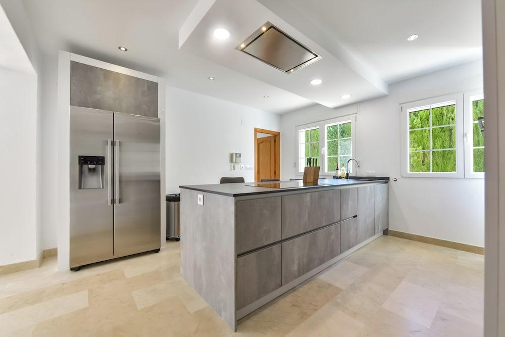 4bed Villa Sleeps 8- Pool, Garden, Bbq, Near Beach