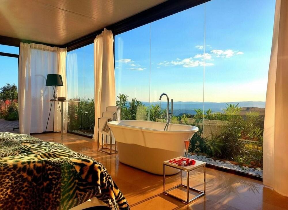 1 Bed, Sleeps 2, Tennis, Pool, Sauna