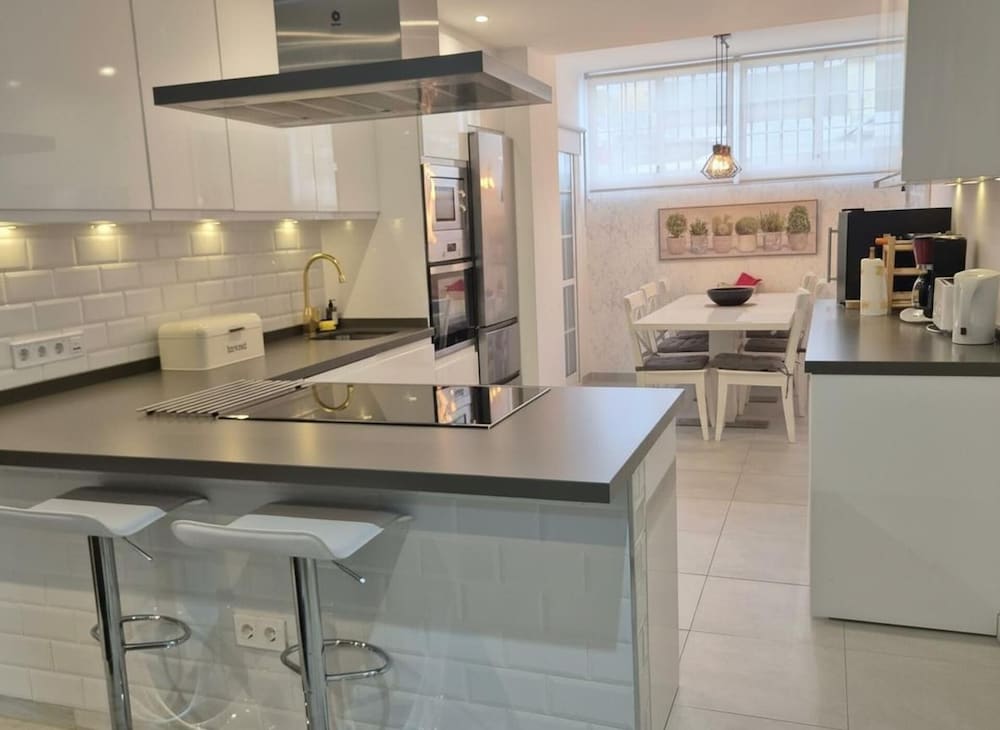 Duplex Apt, 3 Bedroom, Sleeps 6, Pool