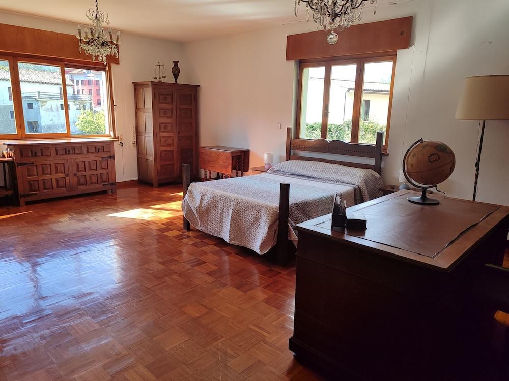 Charming 6-bed Chalet in Llanes