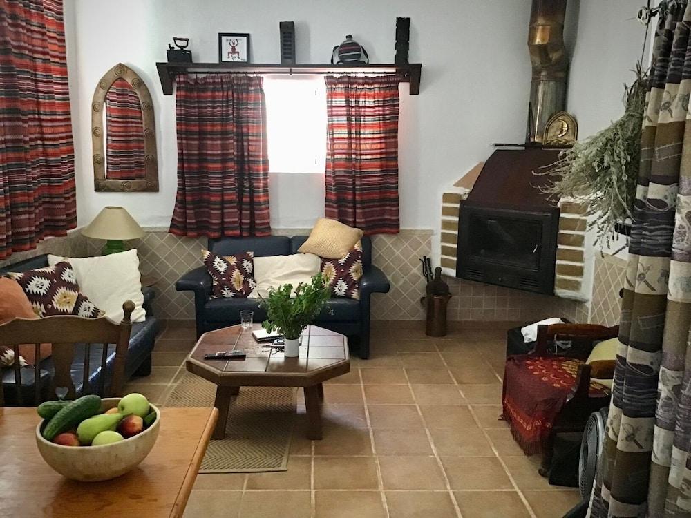 3 Bed Lodge - Sleeps 6 - Pool - Terrace - Parking