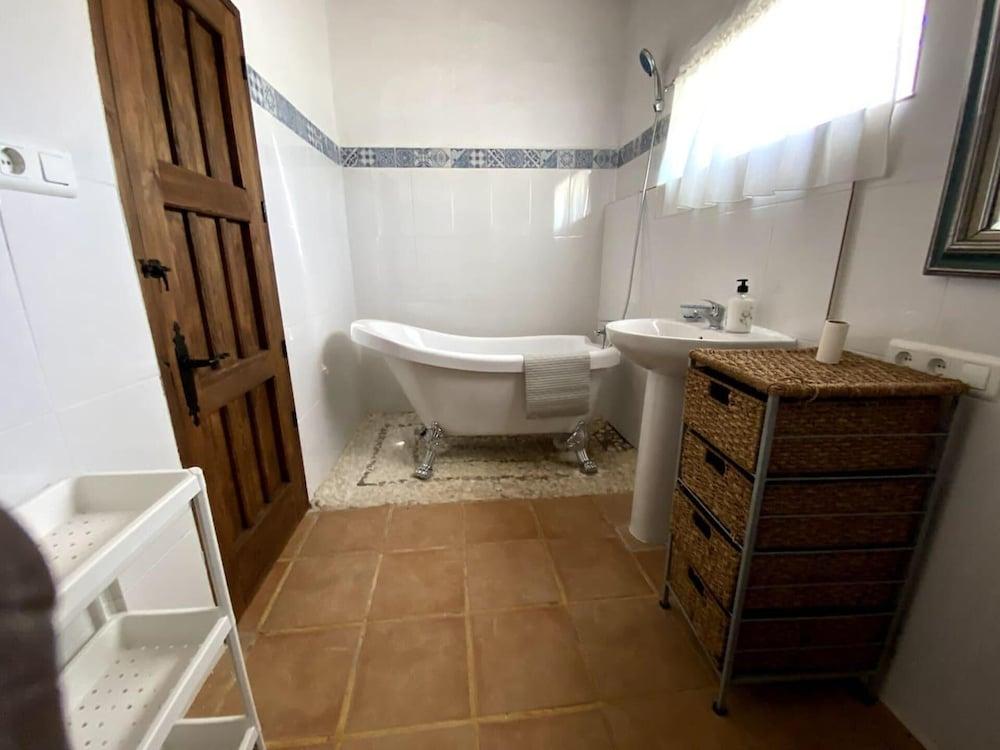 3 Bed Lodge - Sleeps 6 - Pool - Terrace - Parking