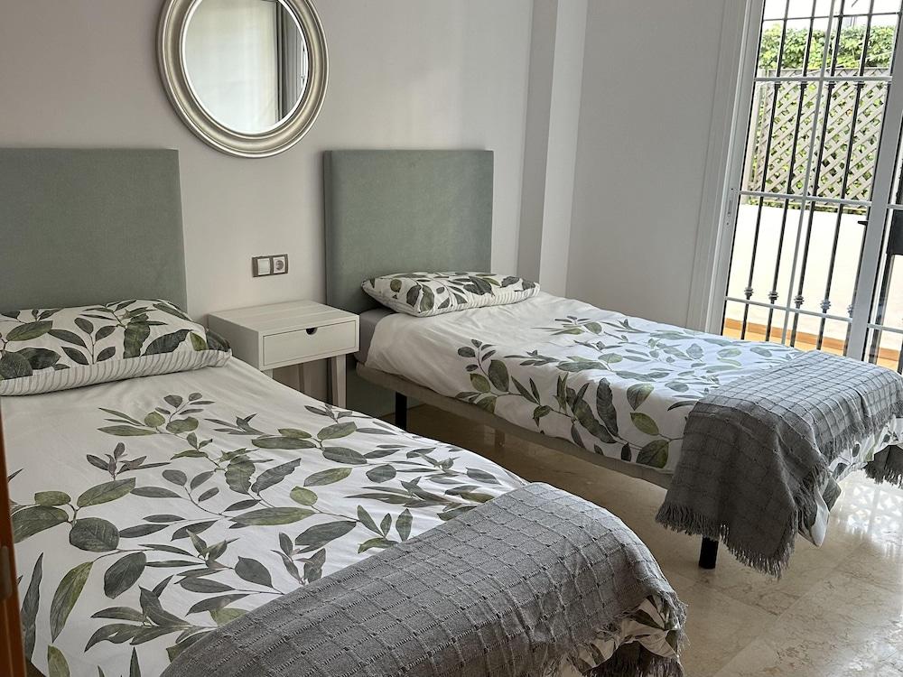 2 Bed-sleeps 4-private Patio-pool-aircon