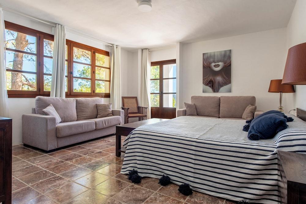 San Josep 6-bed Villa, Sleeps 14, Pool & Sea View