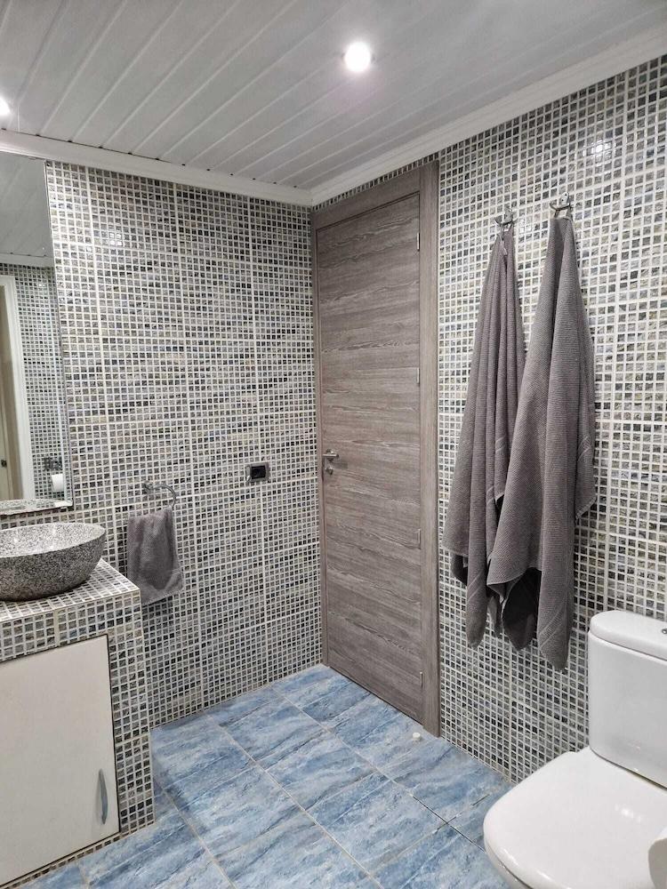 2 bed Apartment That Steps out on to the Pool