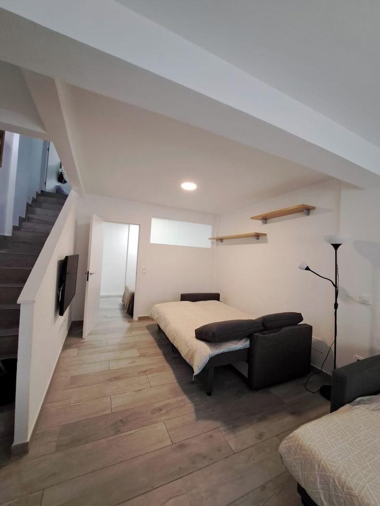 Cozy Apartment up to 6 Persons 3 min to Metro