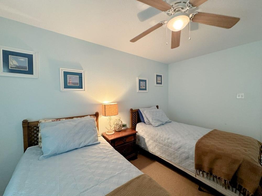 Sea Note 3 Bedroom Home by RedAwning