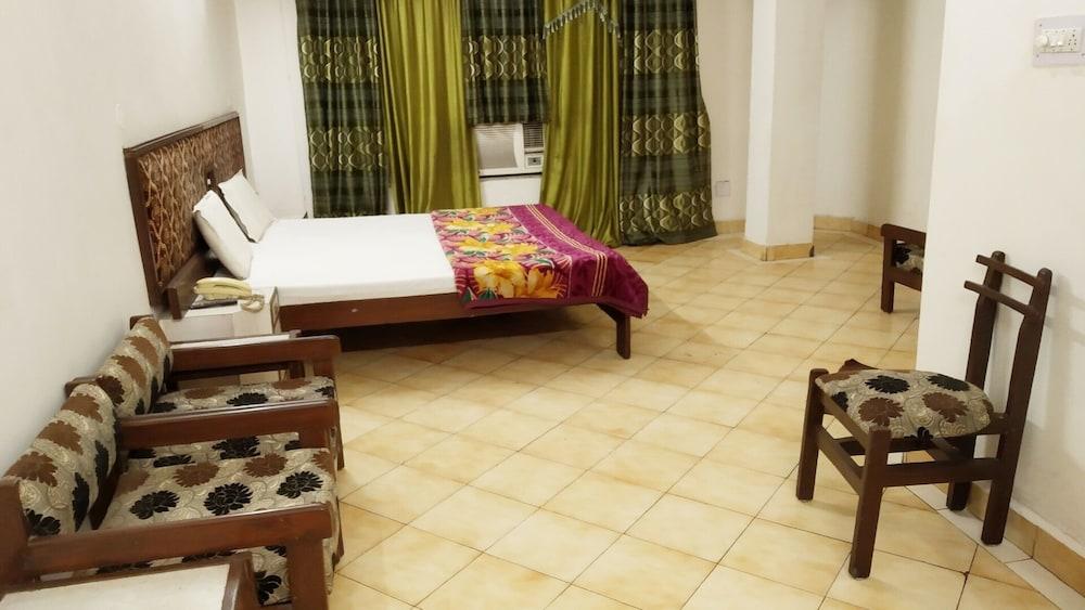 Goroomgo Hotel Amulya Shri Bhopal