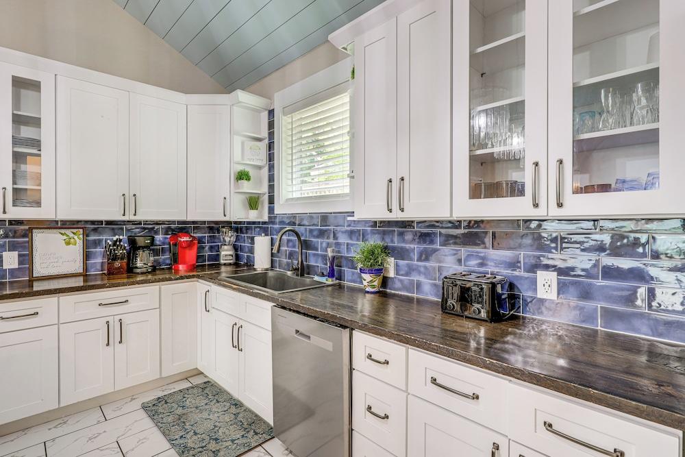 Peaceful St Simons Island Home: 1 Mi to Pier!