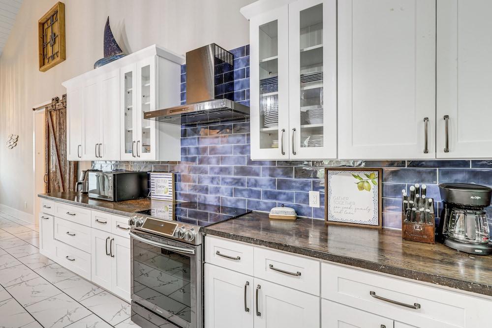 Peaceful St Simons Island Home: 1 Mi to Pier!