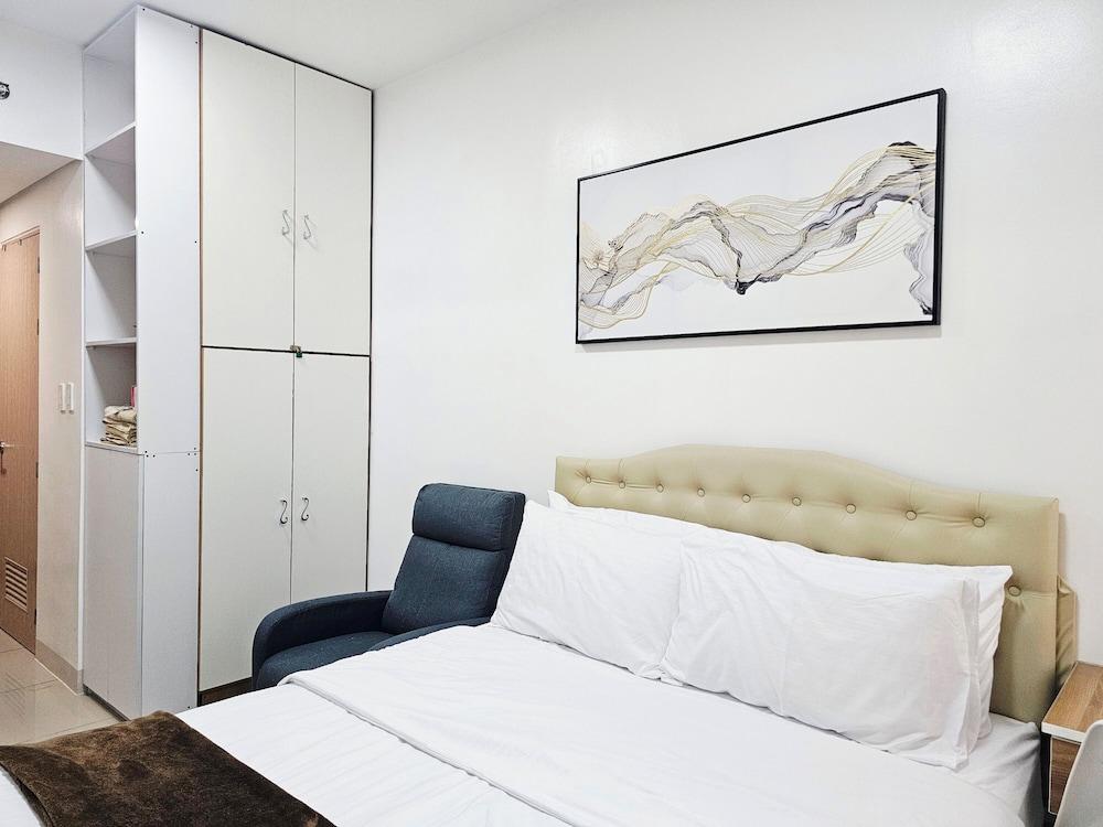 Acellyne's Suites at Green 2 Residences