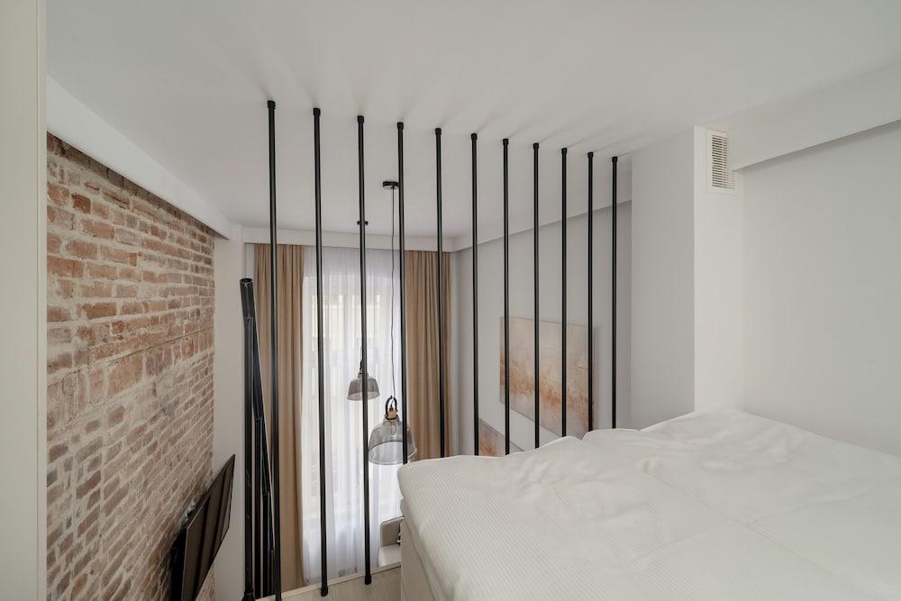 Cozy Apartment for 8 by Renters