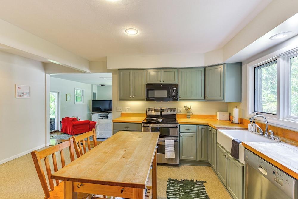 Charming Union Pier Home w/ Deck: Half-mi to Beach