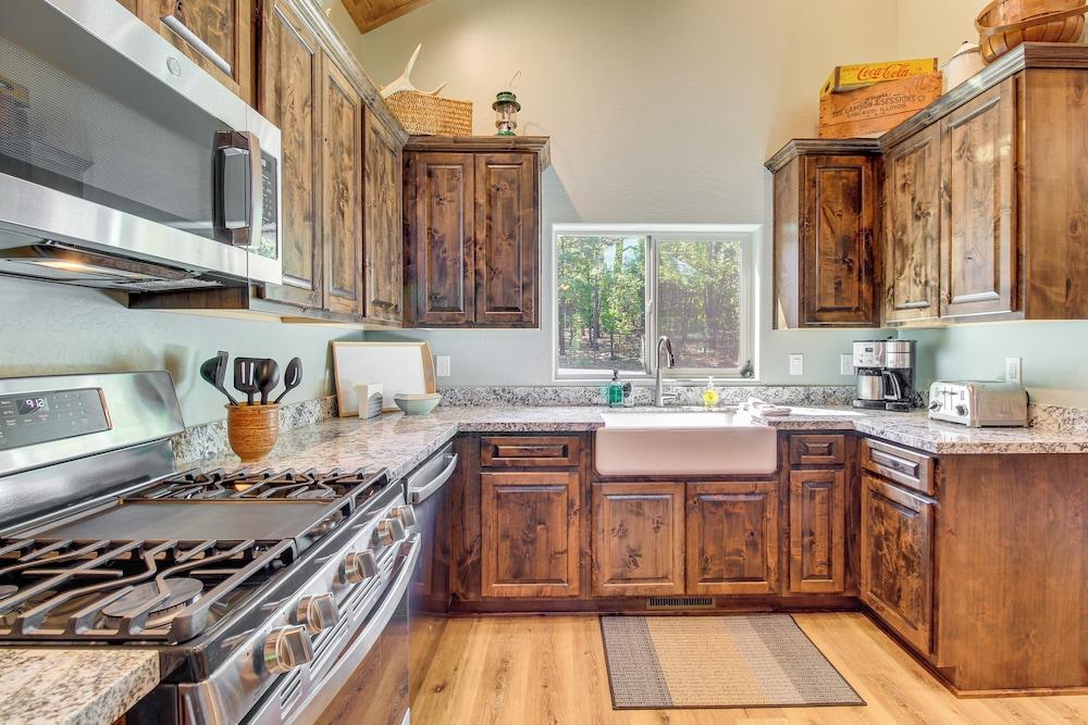 Fire Pit + Deck: Airy Cabin Near Pinetop Lakes