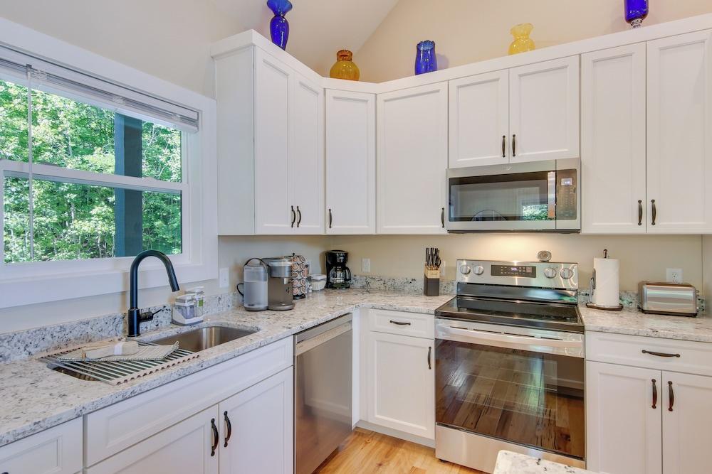 Modern Hendersonville Home: Deck & Mountain Views!