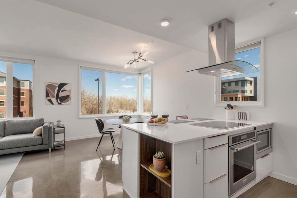 Modern Elegance on Linden Walk/bike Everywhere!