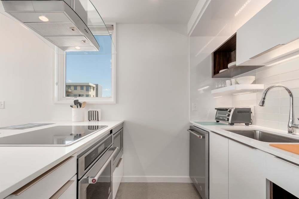 Modern Elegance on Linden Walk/bike Everywhere!