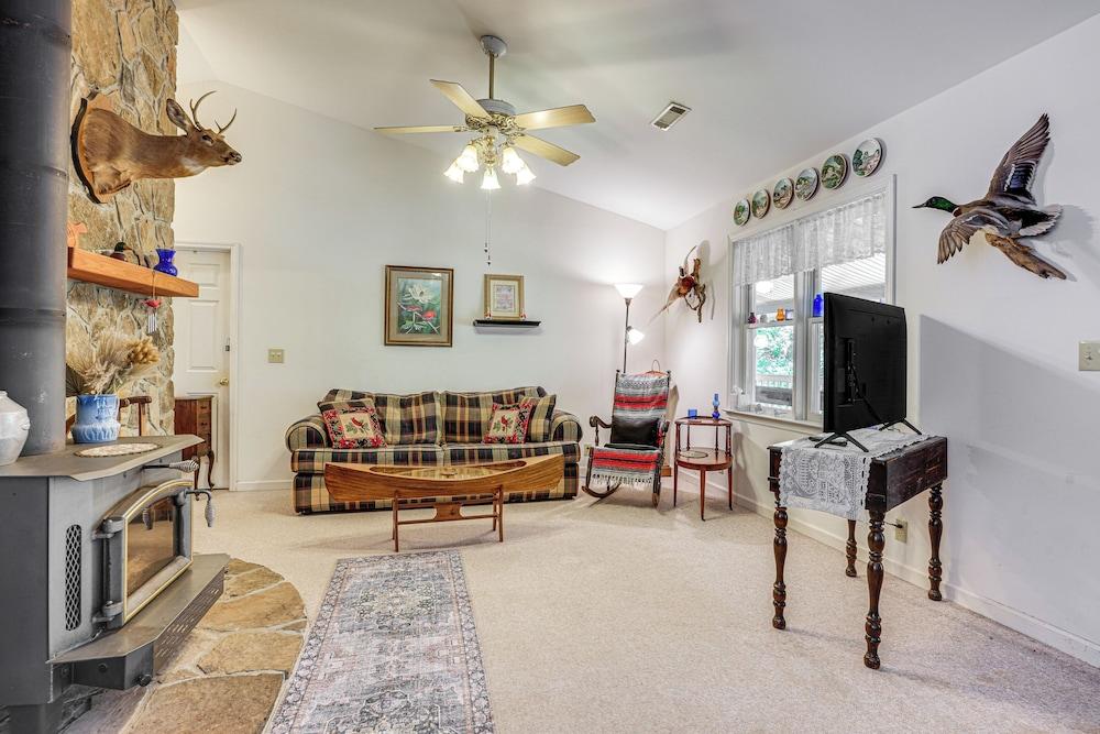 Peaceful Harrison Home w/ Porch & Grill!