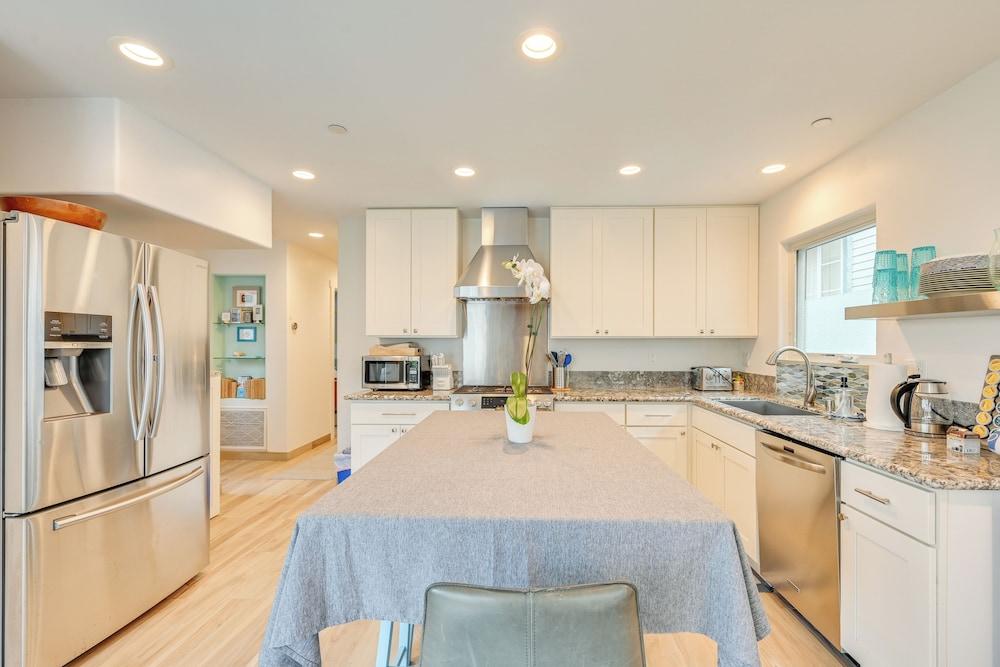 Sunny San Diego Home w/ Patio - Steps to Beach!