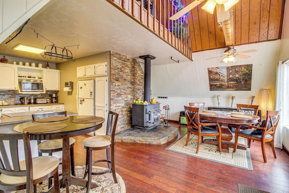 Pinetop Cabin w/ Private Fire Pit & Mountain Views