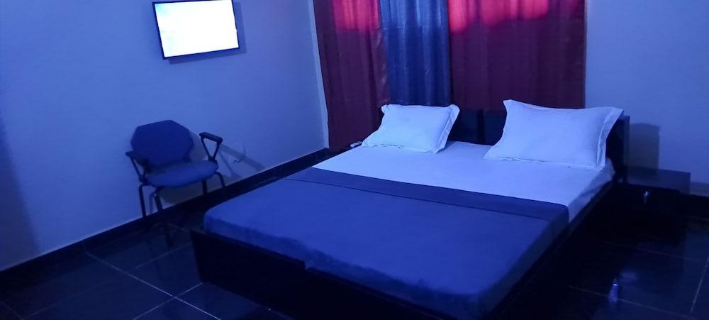 Room in Guest Room - Deluxe Twin Beds in Royal Blue Guest House and Bar