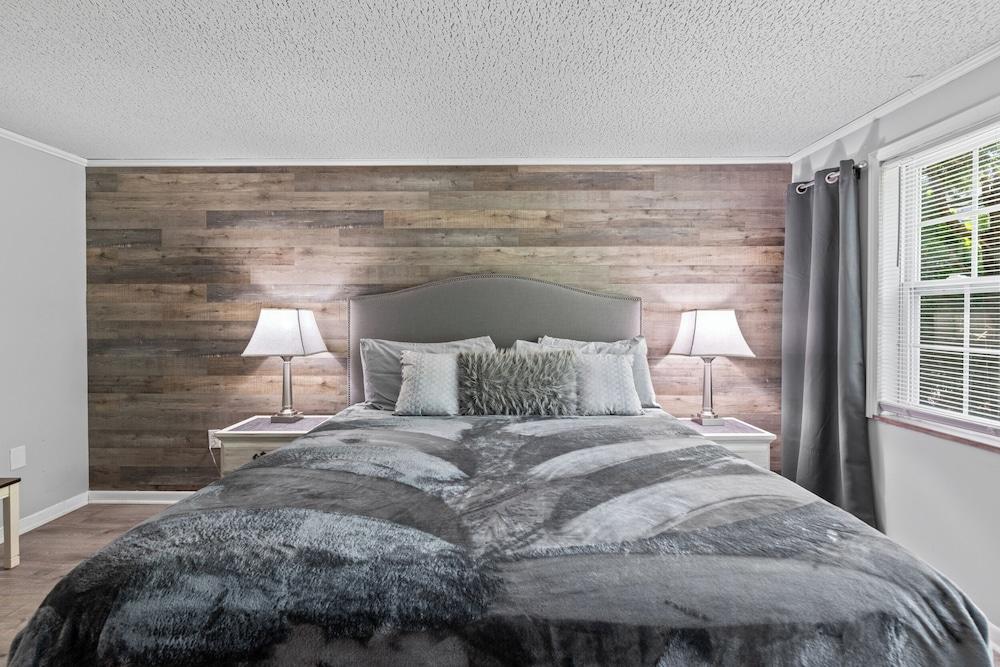 Modern 2br Condo in the Smokys!