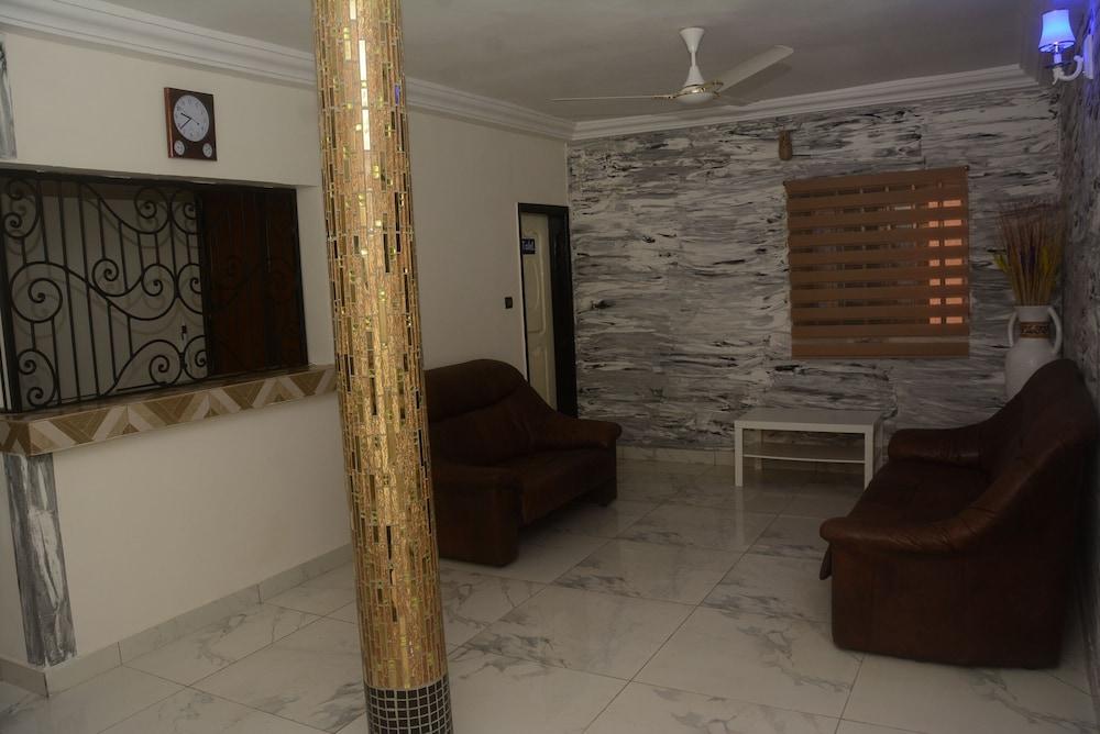 Room in Guest Room - Economy Twin Beds in Royal Blue Guest House and Bar