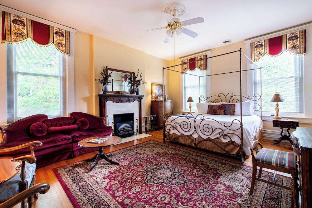 DuPont Mansion Bed & Breakfast