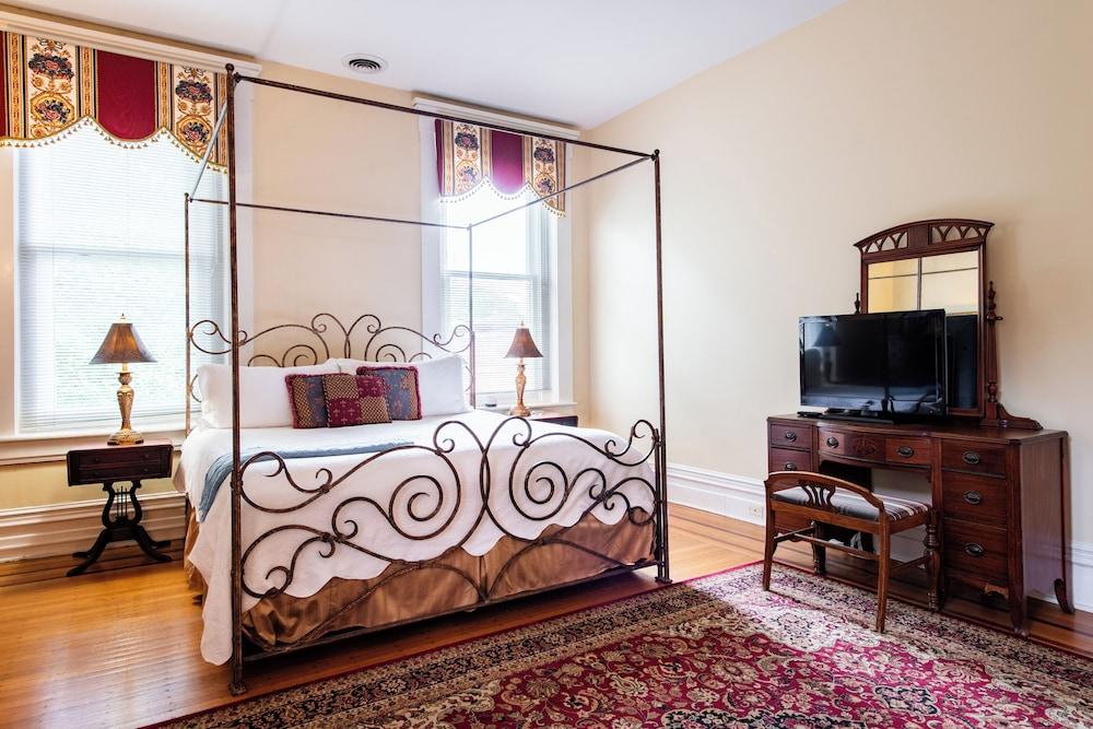 DuPont Mansion Bed & Breakfast