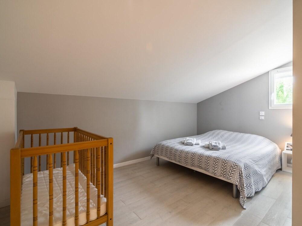 Villa w/ Palm Trees & Pool