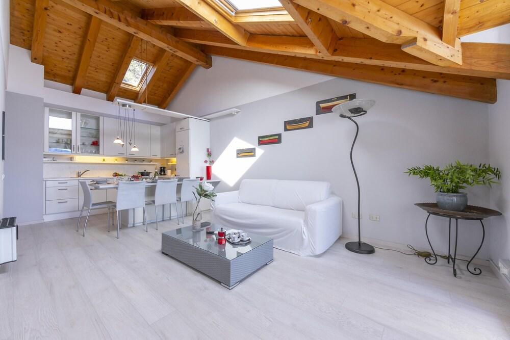 Blu Lake Apartment on Ghiffa Beach