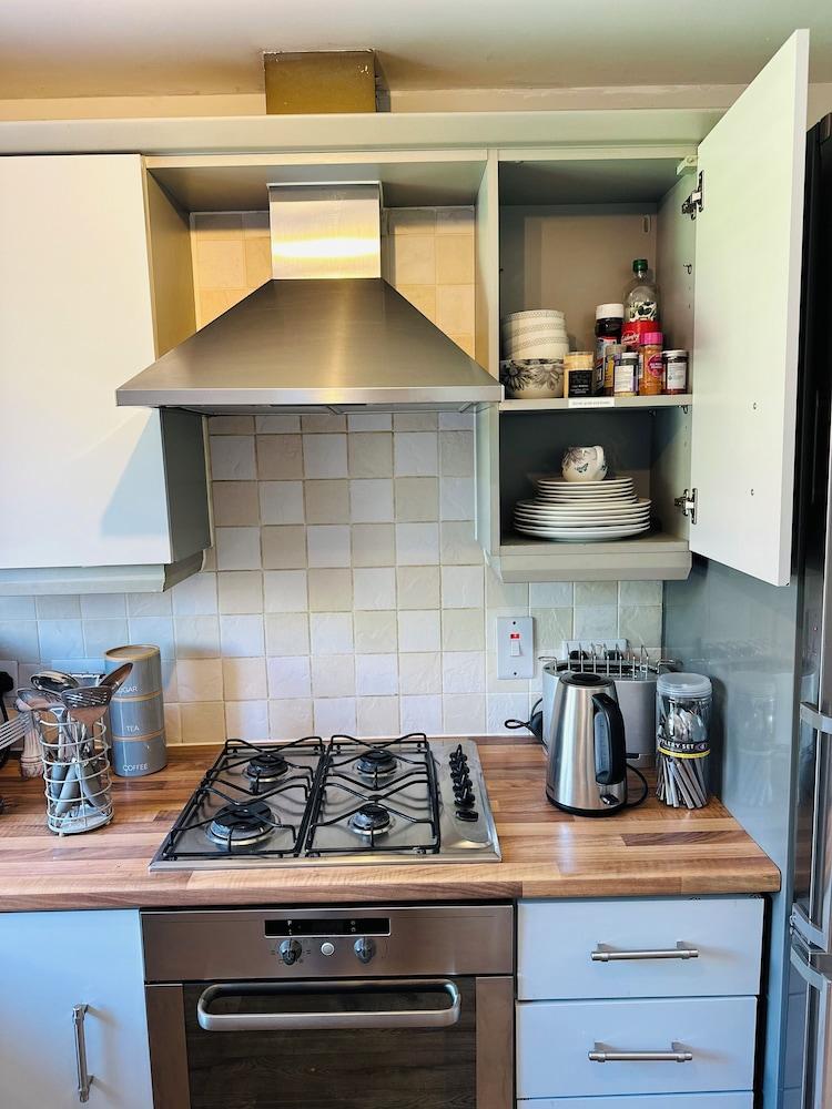 Housesleeps5-parking-garden-privateentrance