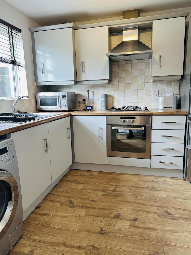 Housesleeps5-parking-garden-privateentrance