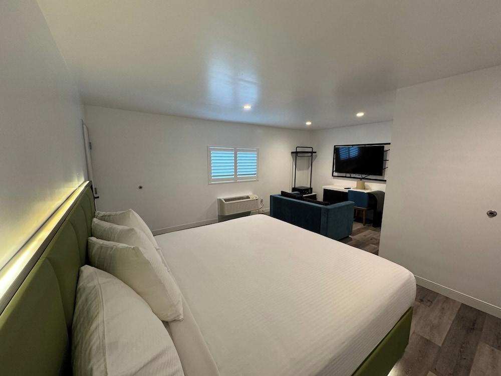 Hotel Rudra - Hollywood